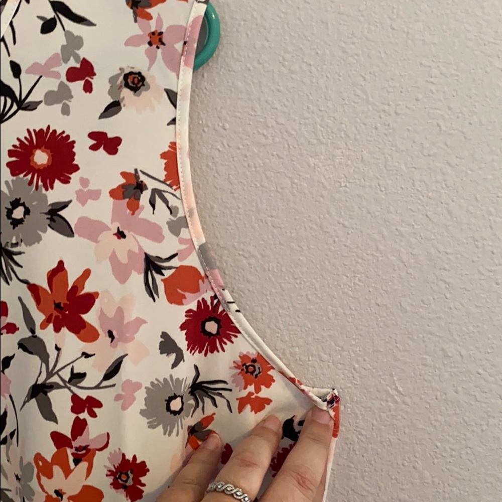 NWT! Jones New York floral, twisted front blouse - Picture 5 of 12